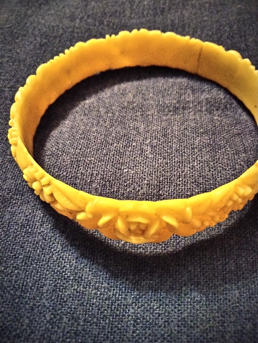 vintage celluloid resin plastic molded carved look floral bangle bracelet ivory
